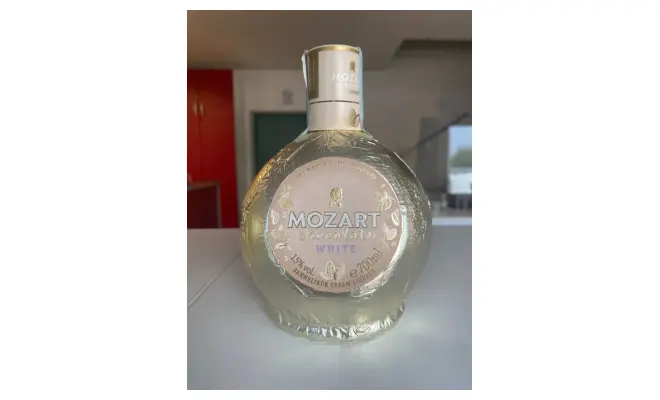 Confezione di Liquore Mozart White Vanilla Chocolate Cream 15% 70 cl