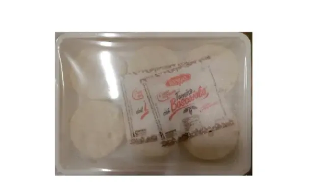 Confezione di FORMAGGIO A PASTA MOLLE CON CROSTA EDIBILE LEGGERMENTE MUFFETTATA