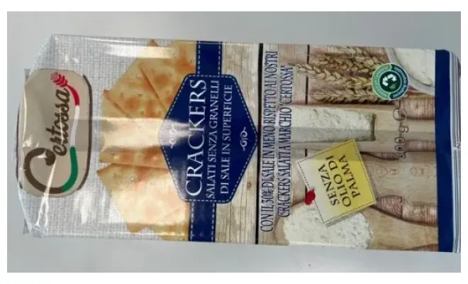 Confezione di Crackers salati senza granelli di sale in superficie