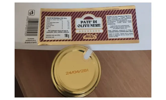 Confezione di patè di olive nere